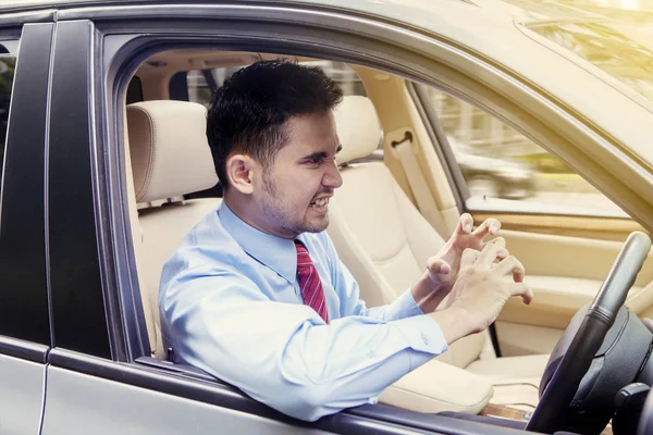 Retrato de homem de negócios irritado dirigindo um carro — Fotografia de Stock