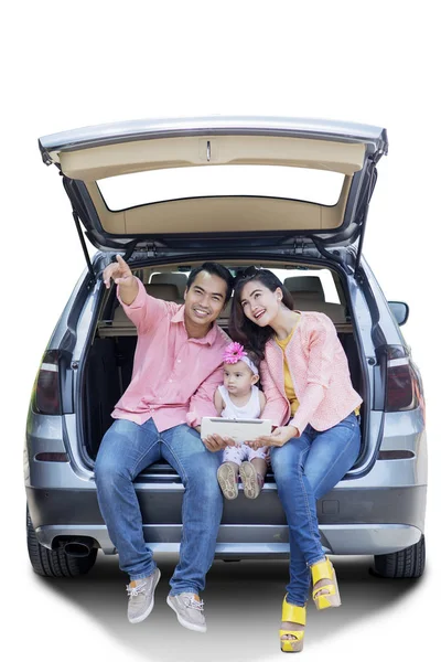 Pais e criança sentados atrás do carro — Fotografia de Stock