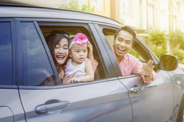 Rodiče a roztomilé dítě při pohledu z oken auta — Stock fotografie