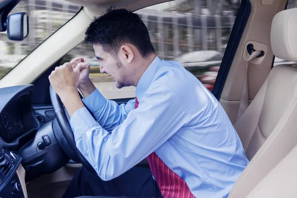 Retrato de homem de negócios irritado dirigindo um carro — Fotografia de Stock