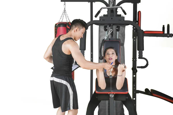 Mujer haciendo ejercicios de peso con entrenador personal — Foto de Stock