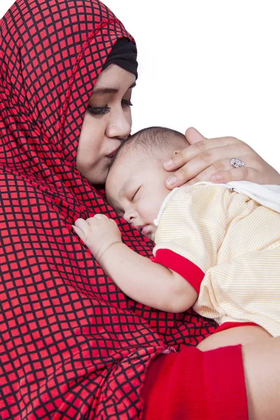 Jovem mãe beijando seu bebê bonito — Fotografia de Stock