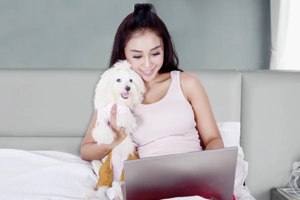 Retrato de la mujer que trabaja con su perro boloñés — Foto de Stock