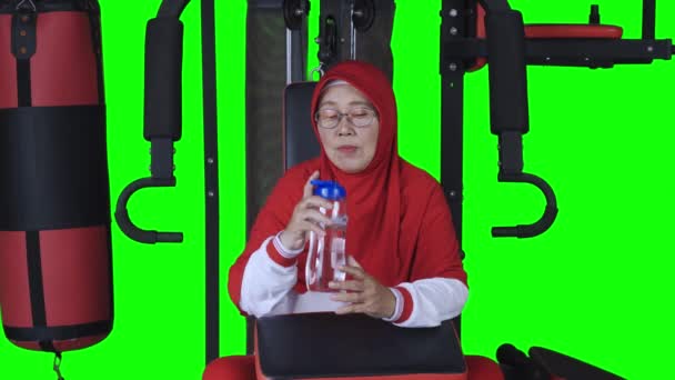 Mulher Muçulmana Madura Bebendo Água Após Treinamento Vídeo — Vídeo de Stock