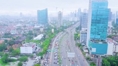 Otoyoldaki trafik sıkışıklığının havadan görüntüsü