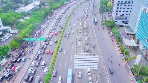 Otoyoldaki Trafik Sıkışıklığının Havadan Görüntüsü — Stok video