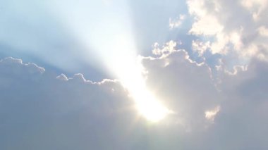 Gökyüzünde parlayan güneş ışığının güzel manzarası, video