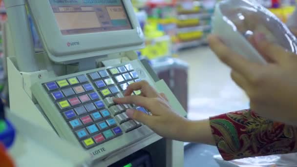 Jakarta Indonesia May 2019 Cashier Hand Uses Cashier Machine Supermarket — Wideo stockowe