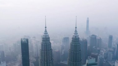 Kuala Lumpur - Malezya. 12 Kasım 2019: Sisli Kuala Lumpur şehir manzarasının insansız hava aracı görüntüsü Petronas ikiz kuleleri ile sabah güneş doğarken çekildi