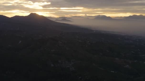 Sabah Vakti Dağda Güzel Bir Köy — Stok video