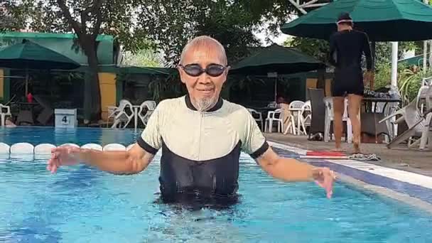 Homem Idoso Fazendo Exercício Alongamento Uma Piscina — Vídeo de Stock