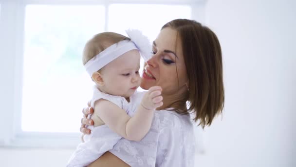 Madre Abrazando Lindo Bebé — Vídeo de stock