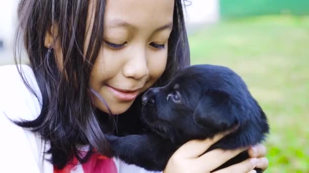 Primer Plano Niña Besando Cachorro Mientras Juega Césped — Vídeo de stock