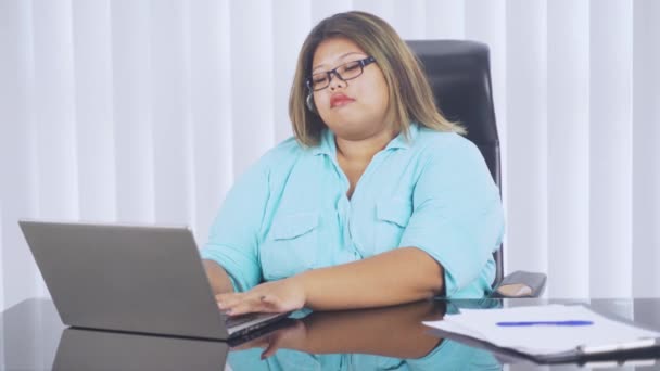 在办公室使用笔记本电脑时 肥胖的年轻女商人出现了心脏病发作症状 以4K分辨率射击 — 图库视频影像