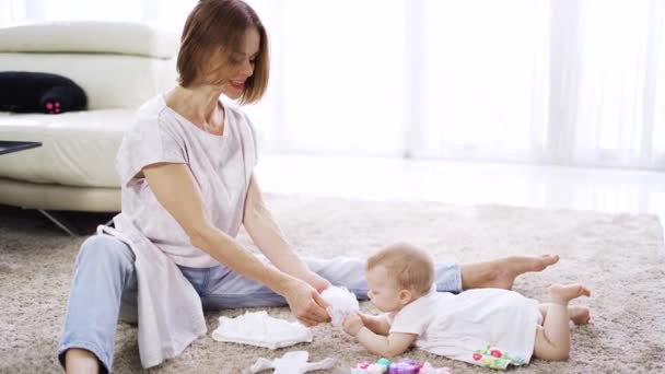 Madre Preparando Ropa Para Vestir Bebé — Vídeo de stock