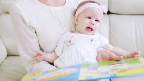 Madre Leyendo Libro Para Bebé Lindo — Vídeos de Stock