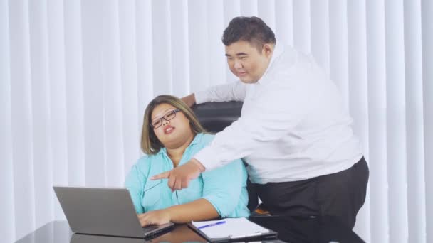 Obese Businessman Gives Instruction His Employee — Stock Video