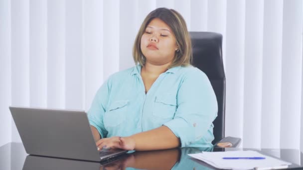 Elhízott Üzletasszony Magabiztos Kifejezéssel Irodában — Stock videók