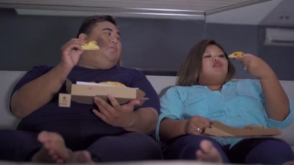 Surpoids Couple Manger Tout Regardant Télévision Dans Chambre — Video