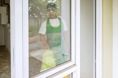 Ön pencereyi temizleyen