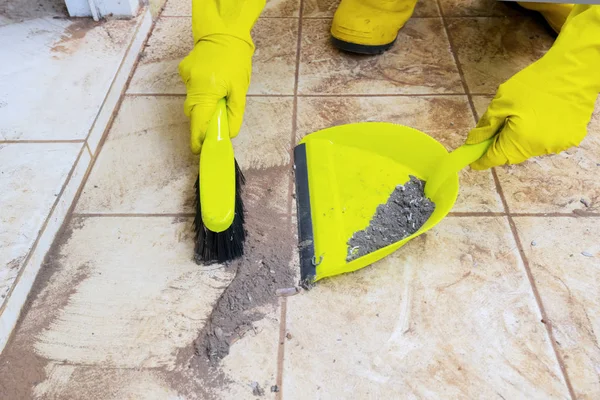 Closeup of brush and shovel sweep dirt on floor — 스톡 사진