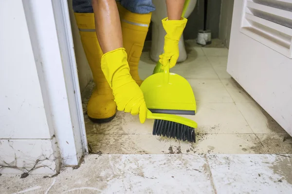 Closeup shot of a hand cleaning up very dirty floor — Stock Photo, Image