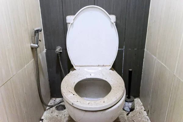 Zbliżenie w górę brudne spłukiwanie toaleta — Zdjęcie stockowe
