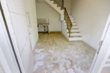 Tozlu bir evin içi.