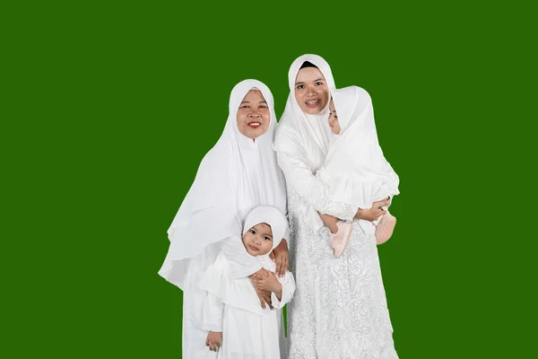 Madre musulmana feliz, hija, nieta retrato en el estudio — Foto de Stock