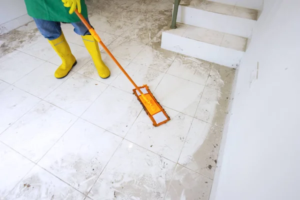 Professionele schoonmaker dweilen vuile vloer — Stockfoto