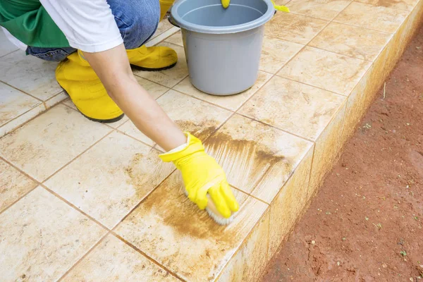 Trabalhador profissional usando luva escovando terraço sujo — Fotografia de Stock