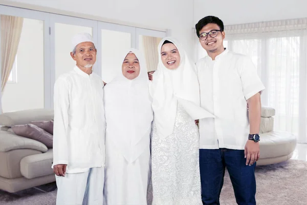Щасливий мусульманський сімейний портрет у вітальні — стокове фото