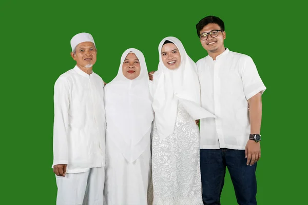 スタジオで幸せなイスラム教徒の家族の肖像画 — ストック写真