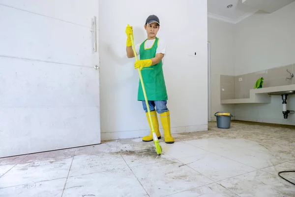 Masculino ásia trabalhador limpeza o chão — Fotografia de Stock