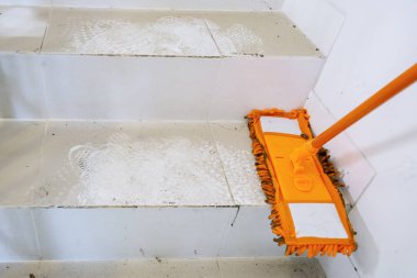 Merdivenleri temizlemek için paspas kullanılıyor.