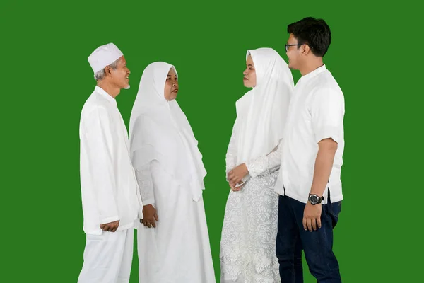 Happy muslim family laugh together in studio — Stock Photo, Image