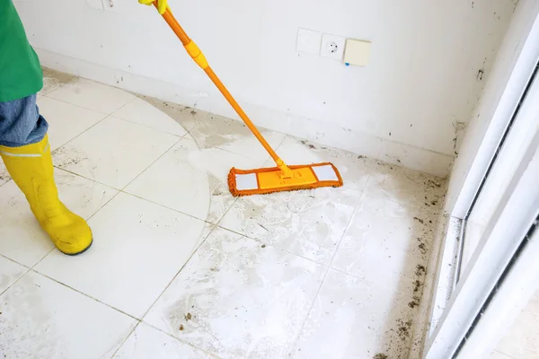 Moppar smutsigt golv — Stockfoto
