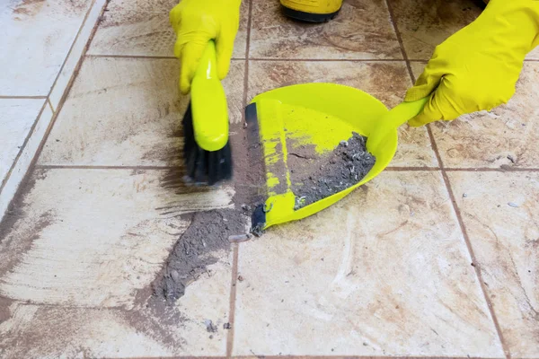 Žlutý štětec a lopata zametat hlínu na podlaze — Stock fotografie