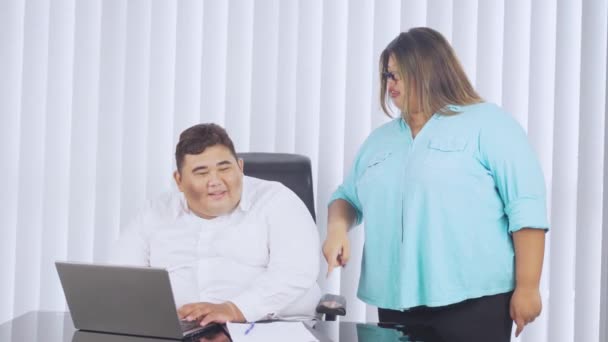 Mulher Negócios Com Excesso Peso Repreendendo Seu Empregado Gordo Enquanto — Vídeo de Stock