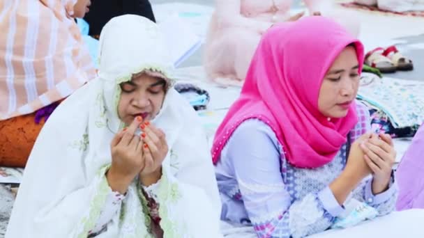 Jakarta Indonesia February 2020 Hundred Muslim People Praying Together While — Αρχείο Βίντεο