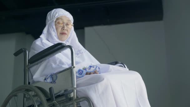 Elderly Woman Wearing Prayer Clothes Doing Salat Wheelchair — Stock Video