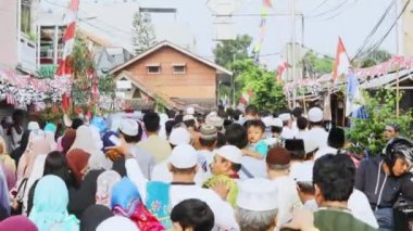 Endonezyalı Müslüman namazdan sonra evine dönüyor