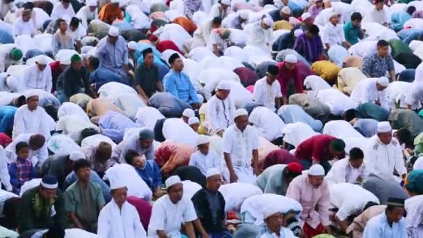 Jakarta Indonesia February 2020 Hundred Muslim People Praying Together While — Stok video