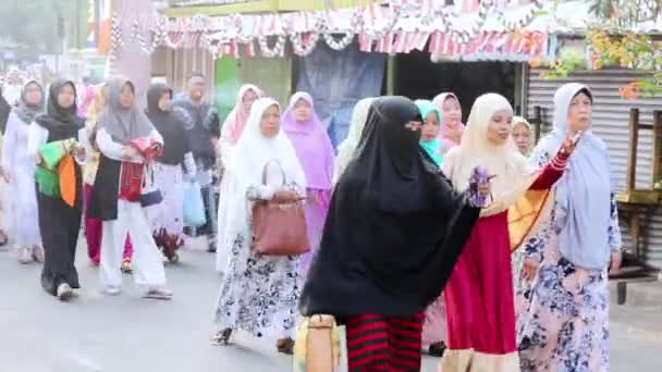Jakarta Indonesia February 2020 Crowded Muslim People Walking Back Home — Stock video