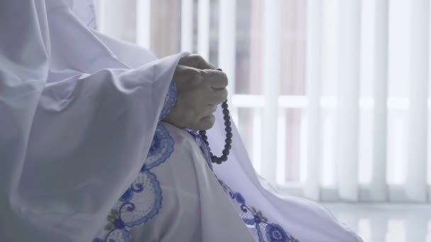 Closeup Muslim Senior Woman Hands Praying Prayer Beads Shot Resolution — Stock Video