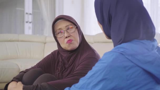 Old Muslim Woman Chatting Her Daughter Living Room Home Shot — Stock Video