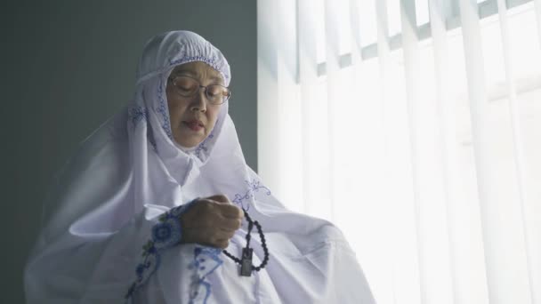 Senior Moslim Vrouw Houden Kralen Voor Dhikr — Stockvideo