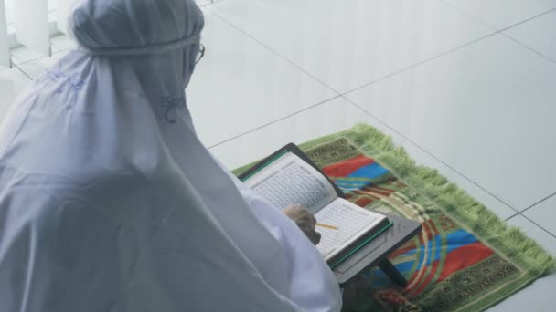 Seniorenvrouw Die Koran Leest Het Doen Van Salat — Stockvideo