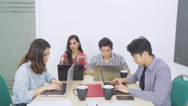 Grupo Empresarios Que Unen Durante Una Reunión Negocios Con Ordenador — Vídeo de stock