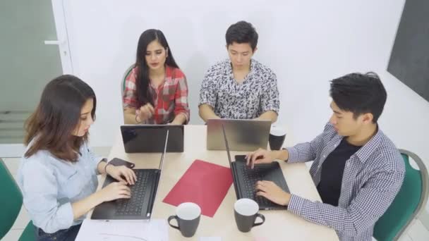 Grupo Empresários Juntando Mãos Durante Uma Reunião Negócios Com Laptop — Vídeo de Stock